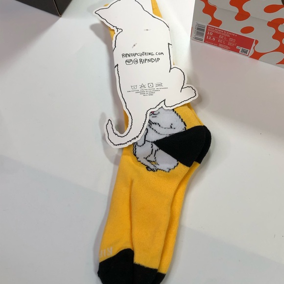 RipNDip Gold Lord Nermal Flipping the Bird Socks - Picture 4 of 5